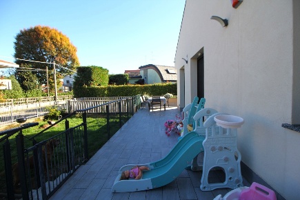 Foto Villa bifamiliare in Via Monviso 11, Rescaldina di 220 m² con 4 locali