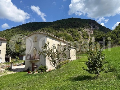 Foto Casa indipendente in statale flaminia, Scheggia e Pascelupo di 230 m²