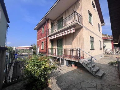 Foto Villa bifamiliare in Via RIVOLI 30, Beinasco Centro di 300 m²
