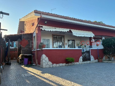 Foto Villa unifamiliare in Via Metauro 93 B, Ardea di 80 m² con 4 locali