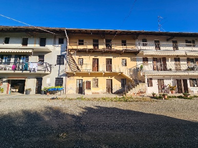 Foto Rustico in VIA GAGGIOLO, Oleggio Centro di 207 m² con 7 locali
