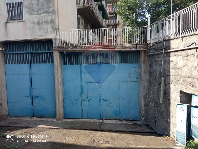 Foto Seminterrato in Via Edmondo De Amicis, Catania Picanello di 2000 m²