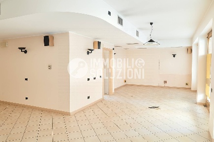 Foto Negozio in VIA CONTI ALBANI, Urgnano Centro di 70 m² con 1 locali