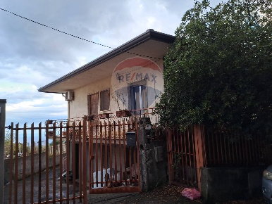Foto Villa unifamiliare in Via Miscarello Salice, Zafferana Etnea Centro