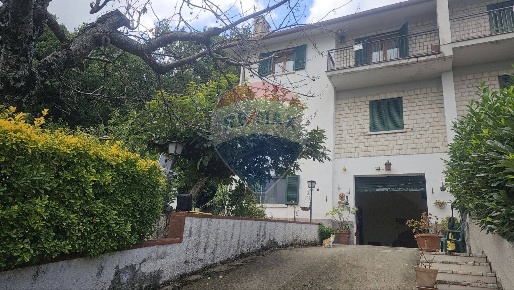 Foto Villa bifamiliare a Morcone Centro di 240 m² con 8 locali in vendita