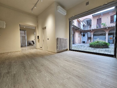 Foto Locale commerciale in CORSO MATTEOTTI, Oleggio Centro di 90 m²