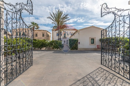 Foto Hotel in via luigi pirandello, Scicli Donnalucata di 2000 m²