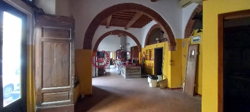 Foto Locale commerciale in Via Della Cinta Esterna, Livorno di 100 m²