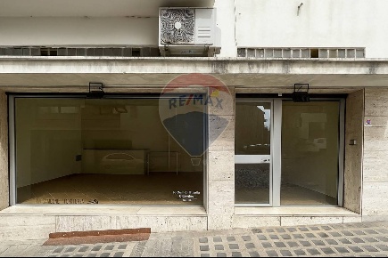 Foto Locale commerciale in Corso Vittorio Emanuele, Benevento di 54 m²