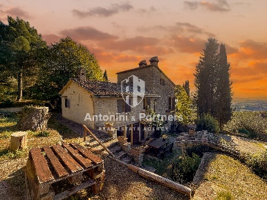 Foto Casale in Str. di Canneto, Perugia Colle Umberto - Monte Tezio