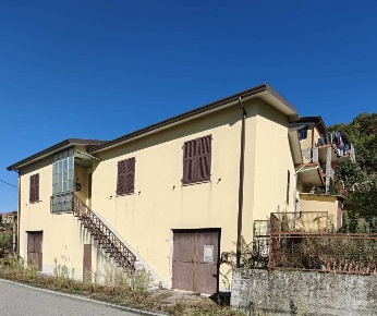 Foto Villa singola a Licciana Nardi di 200 m² con 8 locali in vendita