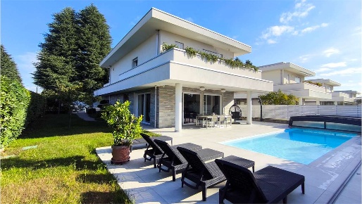 Foto Villa unifamiliare in viale europa  11, Fenegrò di 203 m² con 4 locali