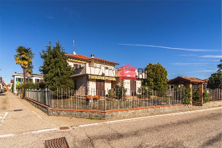 Foto Villa unifamiliare in Via Tonale 14, Vespolate di 266 m² con 6 locali