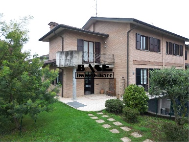 Foto Villa bifamiliare a Cadorago di 235 m² con 4 locali in vendita