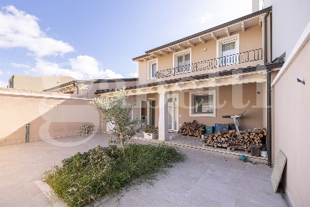 Foto Villa unifamiliare a Sinnai di 125 m² con 4 locali in vendita
