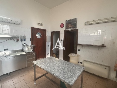 Foto Locale commerciale a Vigasio Zona Fiera di 70 m² con 3 locali