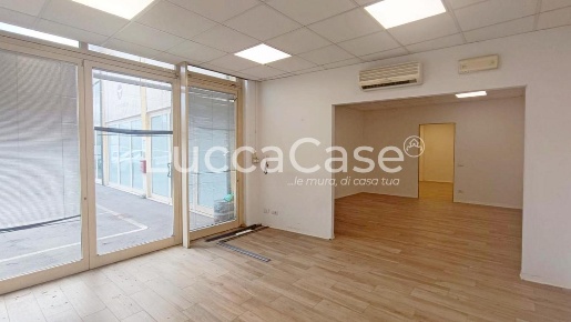 Foto Locale commerciale a Lucca San Marco - Acquacalda di 214 m² in affitto