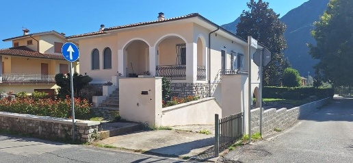 Foto Villa unifamiliare a Borgo a Mozzano di 200 m² con 12 locali