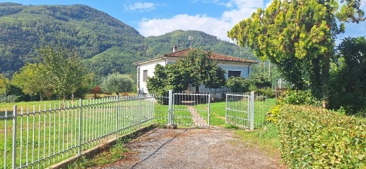 Foto Casa indipendente a Bagni di Lucca Centro di 200 m² con 11 locali