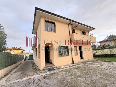 Foto Casa indipendente a Camaiore Camaiore Paese di 200 m² con 8 locali