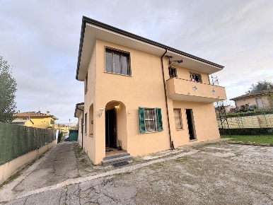 Foto Casa indipendente a Camaiore Camaiore Paese di 200 m² con 8 locali