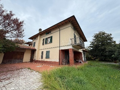 Foto Villa bifamiliare a Fucecchio Massarella di 330 m² con 11 locali