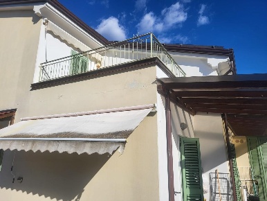 Foto Villa bifamiliare a Luni Casano Dogana Isola di 270 m² con 8 locali