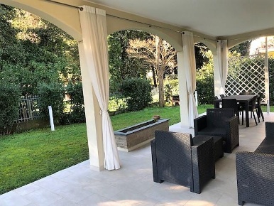 Foto Villa unifamiliare a Massa Marina di Massa Centro di 250 m² in vendita