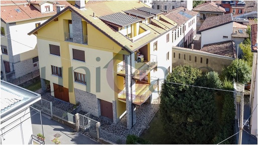 Foto Case semi ndipendenti a Lecco di 245 m² con 5 locali in vendita