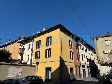 Foto Negozio in via I maggio, Oggiono Centro di 40 m² con 2 locali
