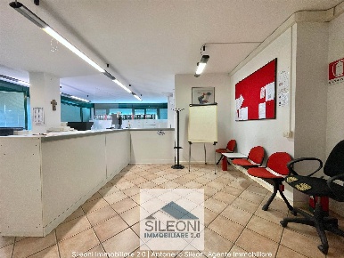 Foto Ufficio in VIA VOLTURNO, Macerata Piediripa di 160 m² con 5 locali