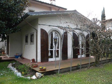 Foto Villa unifamiliare a Forte dei Marmi di 150 m² con 7 locali in affitto