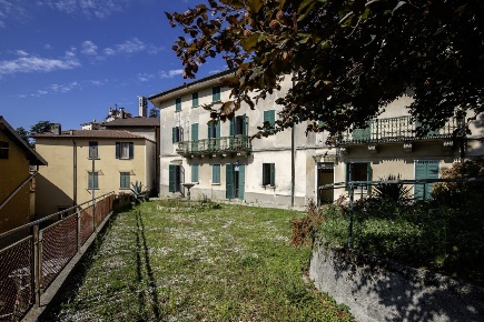 Foto Villa unifamiliare a Brunate di 479 m² con 15 locali in vendita