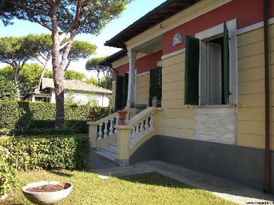 Foto Villa unifamiliare a Forte dei Marmi di 100 m² con 5 locali in affitto
