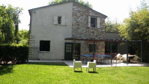 Foto Villa bifamiliare a Forte dei Marmi di 110 m² con 4 locali in affitto