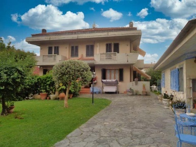 Foto Villa bifamiliare a Forte dei Marmi di 180 m² con 9 locali in affitto