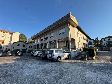 Foto Negozio in Via Don Luigi Meroni, Figino Serenza Centro di 125 m²