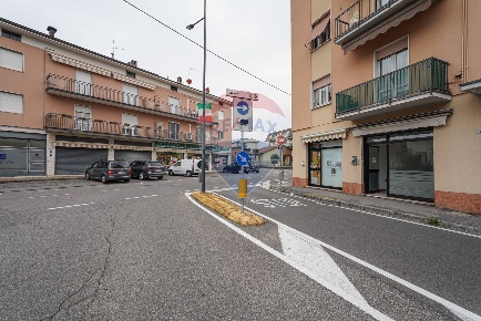 Foto Negozio in Dante Alighieri, Ambivere di 38 m² con 2 locali in vendita