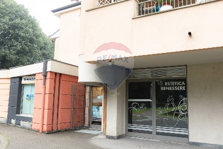 Foto Attività commerciale in Piazza Carlo Mainardi, Abbiategrasso di 47 m²