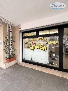 Foto Locale commerciale a Roma di 61 m² con 2 locali in vendita