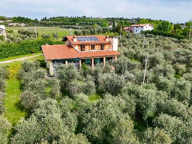 Foto Villa unifamiliare in Strada Corubbio, Bardolino di 330 m² in vendita