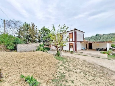 Foto Agriturismo in c.da sant'antonio, Collecorvino di 200 m² con 2 locali