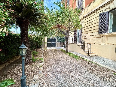 Foto Appartamento in Piazza Mazzini, Terracina Centro di 237 m² in vendita