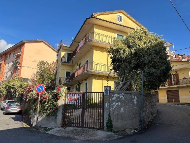 Foto Rustico in via San Francesco, Spezzano della Sila Centro di 500 m²