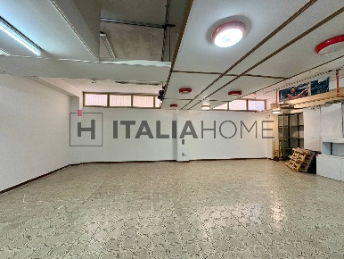 Foto Locale commerciale in via Enrico Lai, Cagliari di 216 m² con 1 locali