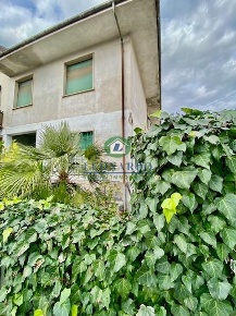 Foto Casa indipendente a Montecatini-Terme di 159 m² con 9 locali