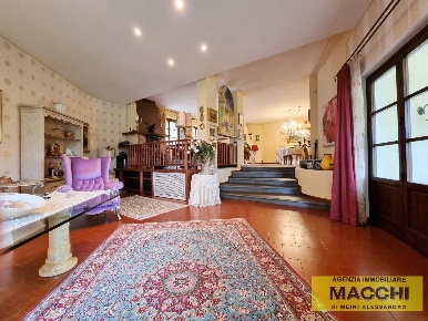 Foto Villa unifamiliare a Pontedera Oltrera di 500 m² con 15 locali