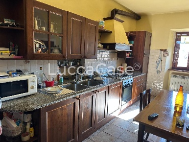 Foto Casa indipendente a Villa Basilica Centro di 240 m² con 8 locali