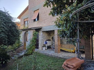 Foto Villa bifamiliare a Monteriggioni Uopini di 370 m² con 16 locali