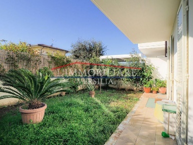 Foto Villa a schiera a Massa Puliche di 162 m² con 8 locali in vendita